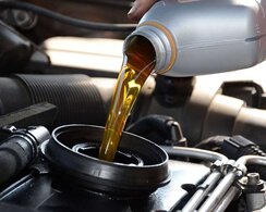 Обслуживание автомобиля. Замена масла не реже двух раз в год